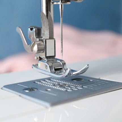 Varrógép alkatrészek és tartozékok széles választéka, szabó ollóktól a varrógéptűkig